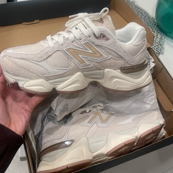 Women’s New Balance 9060 Bisque/Sea Salt - Picture 4 of 5